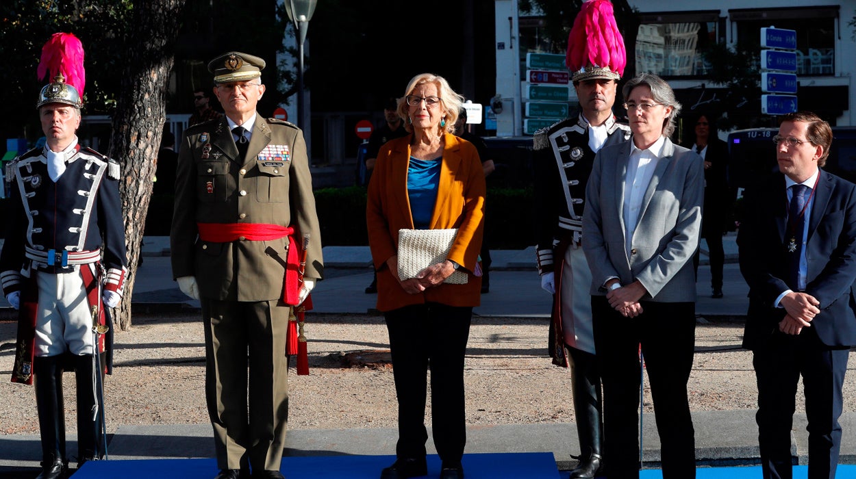 Carmena preside el izado de la bandera en Colón por San Isidro Carmena preside el izado de la bandera en Colón por San Isidro