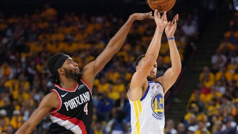 Stephen Curry, en acci&oacute;n ante los Blazers