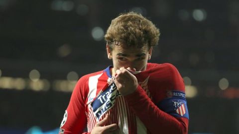 Griezmann bes&aacute;ndose el escudo del Atl&eacute;tico de Madrid