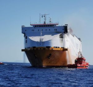 El buque "Grande Europa", de la naviera Grimaldi, escoltado por Salvamento Marítimo mientras trabajan para controlar el fuego a bordo. El buque "Grande Europa", de la naviera Grimaldi, escoltado por Salvamento Marítimo mientras trabajan para controlar el fuego a bordo.