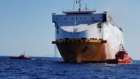 El buque "Grande Europa", de la naviera Grimaldi, escoltado por Salvamento Mar&iacute;timo mientras trabajan para controlar el fuego a bordo.
