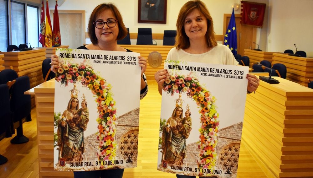 Nieto-Márquez y Martín-Albo muestran el cartel de la Romería de Alarcos