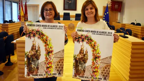 Nieto-Márquez y Martín-Albo muestran el cartel de la Romería de Alarcos Nieto-Márquez y Martín-Albo muestran el cartel de la Romería de Alarcos