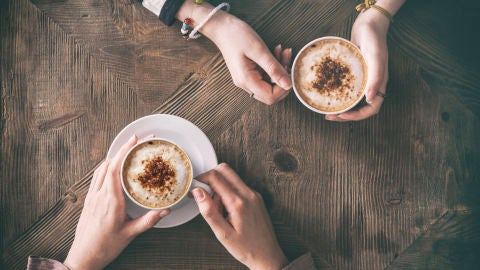 Conversaci&oacute;n en torno a un caf&eacute;