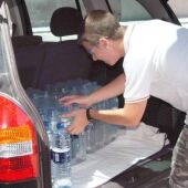 Reparto de agua potable en Villanueva Mesia 