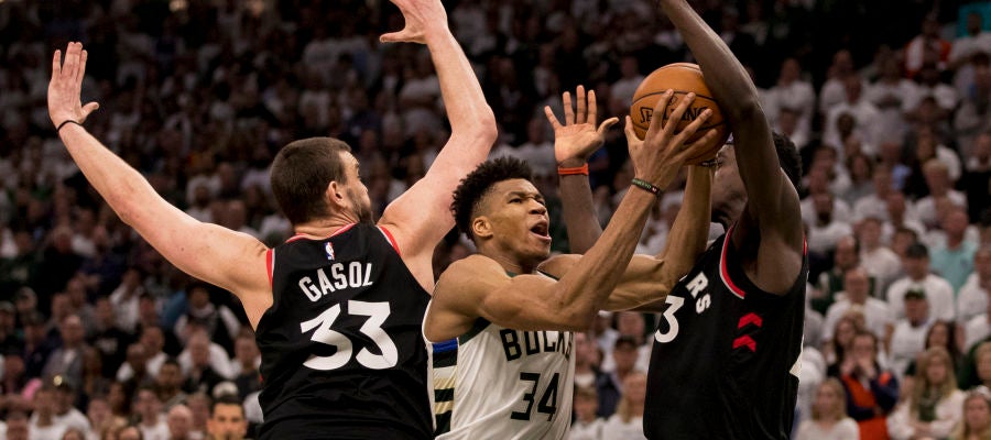 Giannis Antetokounmpo penetra a canasta ante la defensa de Marc Gasol Giannis Antetokounmpo penetra a canasta ante la defensa de Marc Gasol
