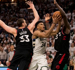 Giannis Antetokounmpo penetra a canasta ante la defensa de Marc Gasol Giannis Antetokounmpo penetra a canasta ante la defensa de Marc Gasol