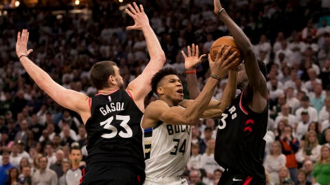 Giannis Antetokounmpo penetra a canasta ante la defensa de Marc Gasol