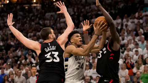 Giannis Antetokounmpo penetra a canasta ante la defensa de Marc Gasol Giannis Antetokounmpo penetra a canasta ante la defensa de Marc Gasol