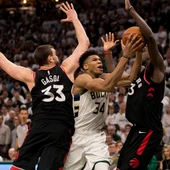 Giannis Antetokounmpo penetra a canasta ante la defensa de Marc Gasol Giannis Antetokounmpo penetra a canasta ante la defensa de Marc Gasol
