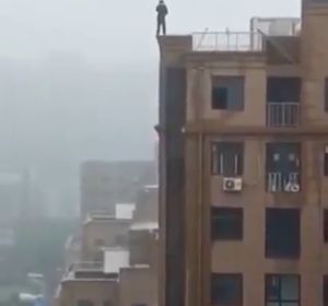 Un hombre cae al vacío al intentar hacerse un 'selfie' en la cornisa de un edificio Un hombre cae al vacío al intentar hacerse un 'selfie' en la cornisa de un edificio