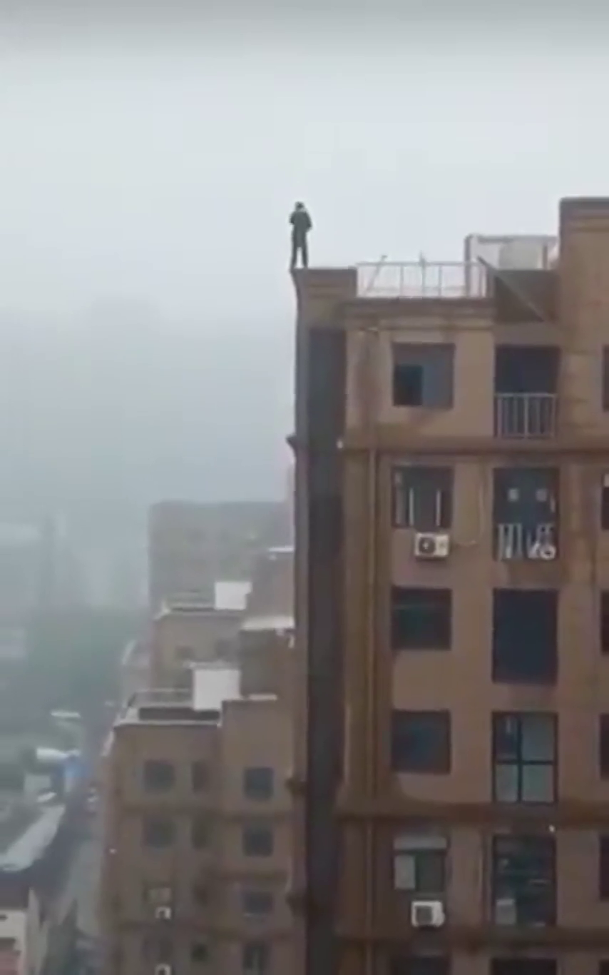 Cae un hombre desde un edificio tras desprenderse la cornisa al intentar hacerse un selfie Cae un hombre desde un edificio tras desprenderse la cornisa al intentar hacerse un selfie