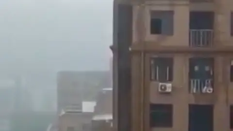 Un hombre cae al vacío al intentar hacerse un 'selfie' en la cornisa de un edificio Un hombre cae al vacío al intentar hacerse un 'selfie' en la cornisa de un edificio