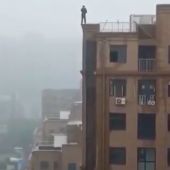 Un hombre cae al vacío al intentar hacerse un 'selfie' en la cornisa de un edificio