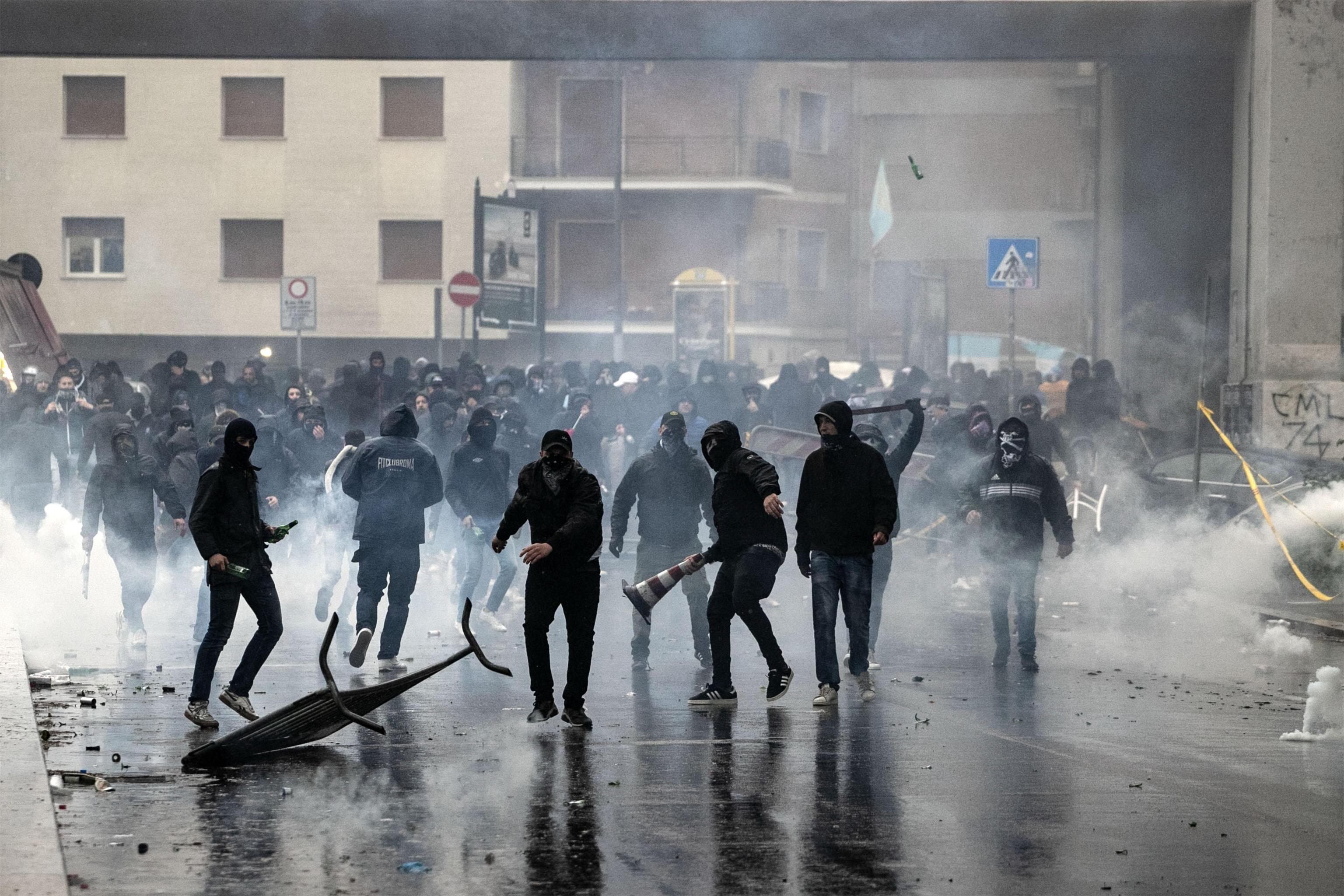 Batalla campal entre ultras del Lazio y la Policía antes de la final de la Copa de Italia Batalla campal entre ultras del Lazio y la Policía antes de la final de la Copa de Italia