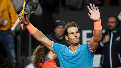 Rafa Nadal saluda al público tras ganar el partido Rafa Nadal saluda al público tras ganar el partido