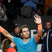 Rafa Nadal saluda al público tras ganar el partido Rafa Nadal saluda al público tras ganar el partido