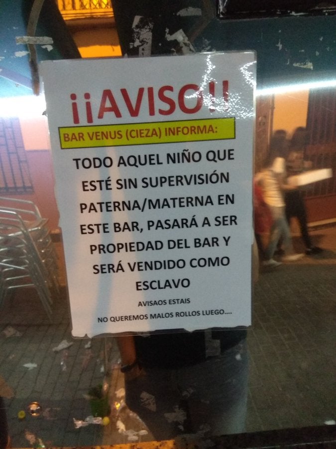El polémico cartel de un bar pidiendo los padres que vigilen a sus hijos: "Serán vendidos como esclavos" El polémico cartel de un bar pidiendo los padres que vigilen a sus hijos: "Serán vendidos como esclavos"