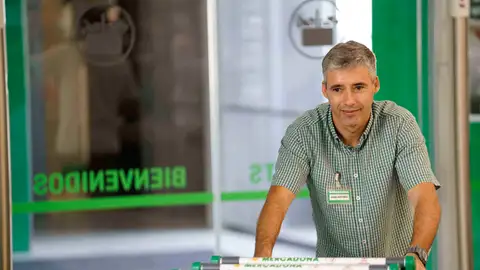 La compañía reforzará sus plantillas para seguir ofreciendo el mejor servicio durante el verano. el mej TRABAJADOR MERCADONA