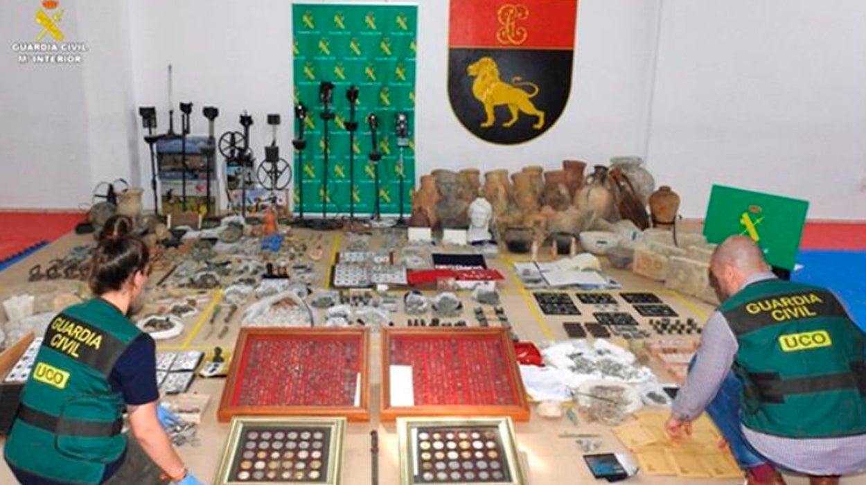 Detenidas diez personas por expolio e incautan 30.000 bienes arqueológicos en Sevilla, Granada y Cádiz Detenidas diez personas por expolio e incautan 30.000 bienes arqueológicos en Sevilla, Granada y Cádiz