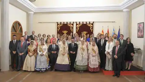 Les reines i les dames de 2019, 1994 i 1969 junt amb la corporació municipal després de l´homenatge en la casa dels Mundina. Abans de l´ofrena, Càritas ha recollir aliments i donatius solidaris als porxes de la plaça de la vila.