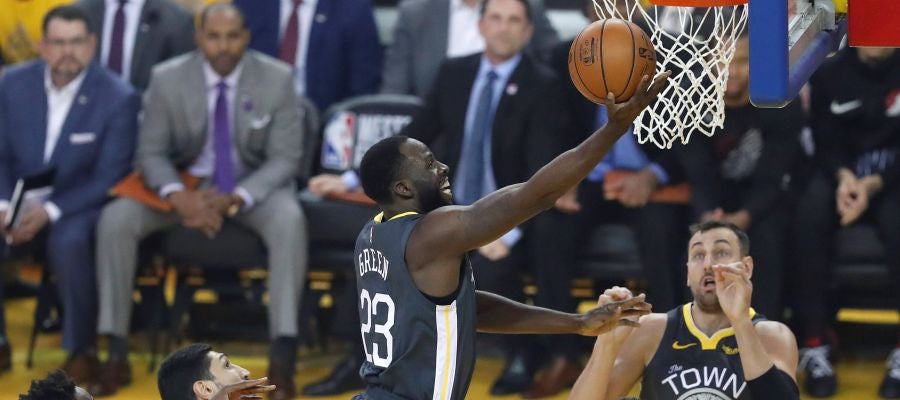 Draymond Green anota ante la defensa de los Blazers Draymond Green anota ante la defensa de los Blazers