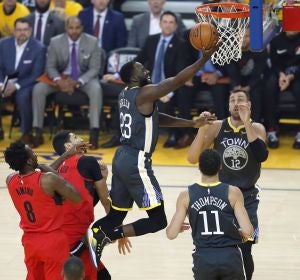 Draymond Green anota ante la defensa de los Blazers Draymond Green anota ante la defensa de los Blazers