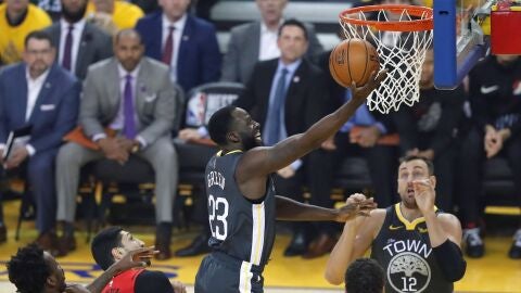 Draymond Green anota ante la defensa de los Blazers