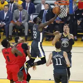 Draymond Green anota ante la defensa de los Blazers Draymond Green anota ante la defensa de los Blazers
