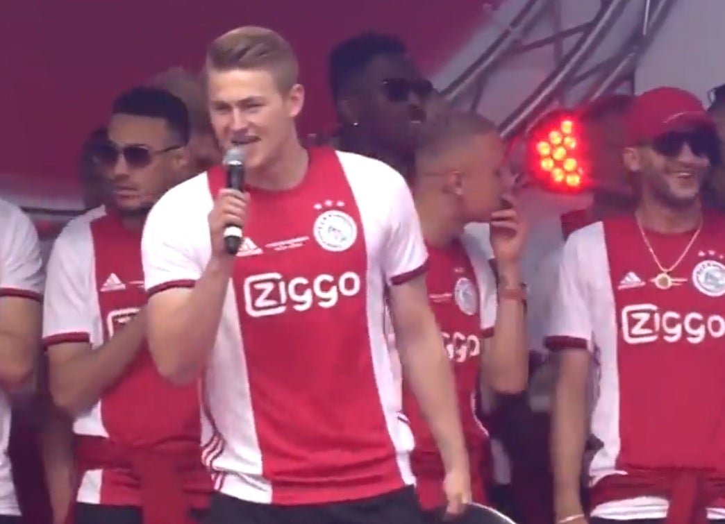 El increíble discurso de De Ligt con 19 años ante su afición: "Quién hubiera imaginado que ganaríamos a Bayern, Real Madrid y Juventus..." El increíble discurso de De Ligt con 19 años ante su afición: "Quién hubiera imaginado que ganaríamos a Bayern, Real Madrid y Juventus..."