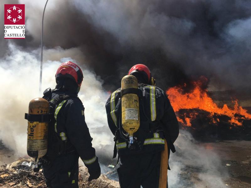 Declarado un incendio en la planta de reciclaje Reciplasa de Almassora Declarado un incendio en la planta de reciclaje Reciplasa de Almassora