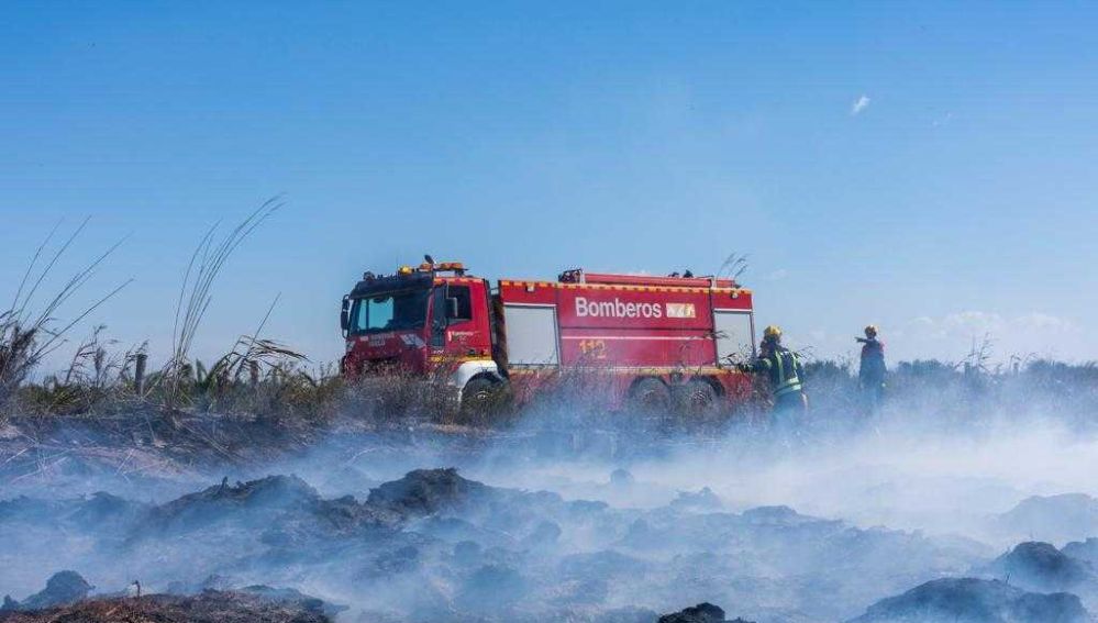 Bomberos en el incendio de Elche.
