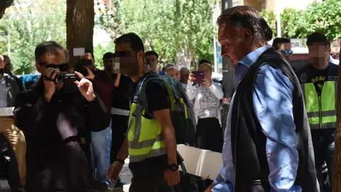 El presidente del Huesca llega al club escoltado por la comitiva judicial El presidente del Huesca llega al club escoltado por la comitiva judicial