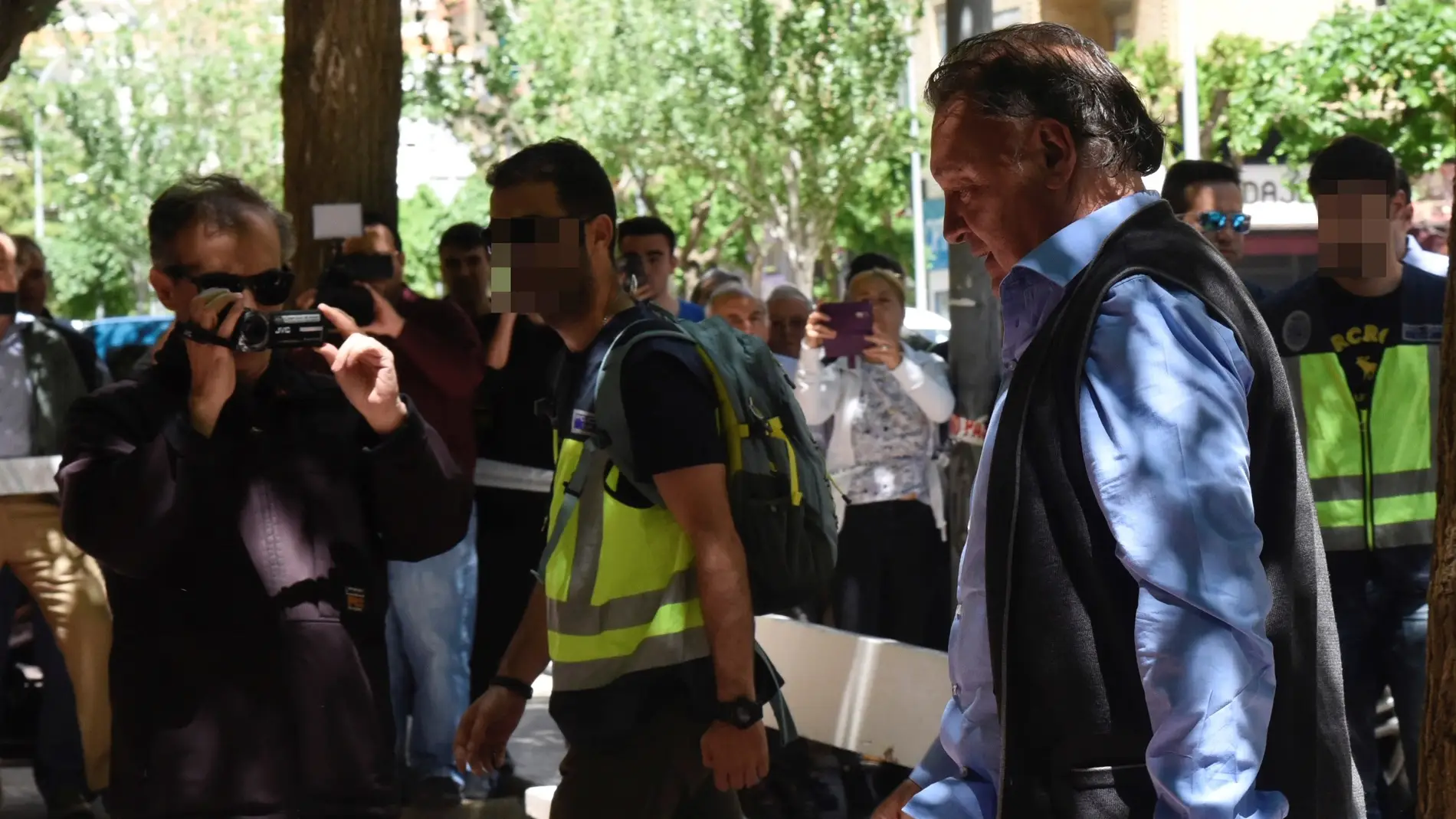 El presidente del Huesca llega al club escoltado por la comitiva judicial