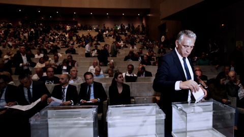 Paco Zas, elegido sucesor este martes de Tino Fern&aacute;ndez al frente del Deportivo, vota durante la Asamblea de Accionistas