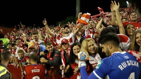 saludo a la afici&oacute;n