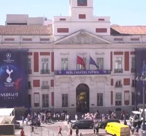 La Puerta del Sol madrileña se viste de gala en vísperas de la final de la Champions League La Puerta del Sol madrileña se viste de gala en vísperas de la final de la Champions League