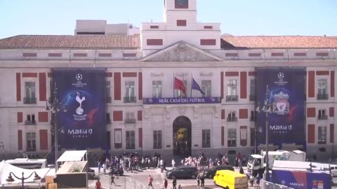 La Puerta del Sol madrile&ntilde;a se viste de gala en v&iacute;speras de la final de la Champions League