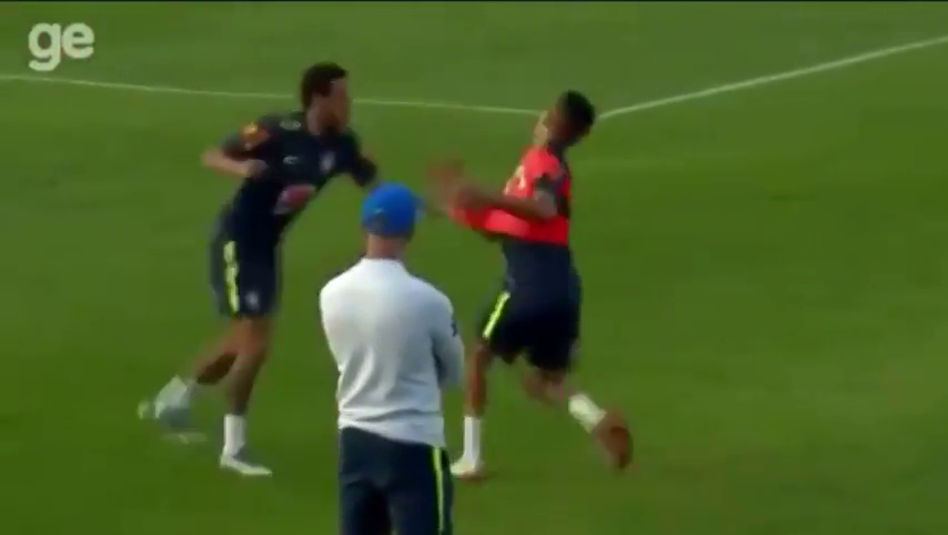 La reacción de Neymar al vacile de un juvenil en un entrenamiento con Brasil La reacción de Neymar al vacile de un juvenil en un entrenamiento con Brasil