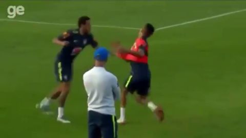 Vacilan a Neymar: se pica con un juvenil que le hizo 'un ca&ntilde;o'