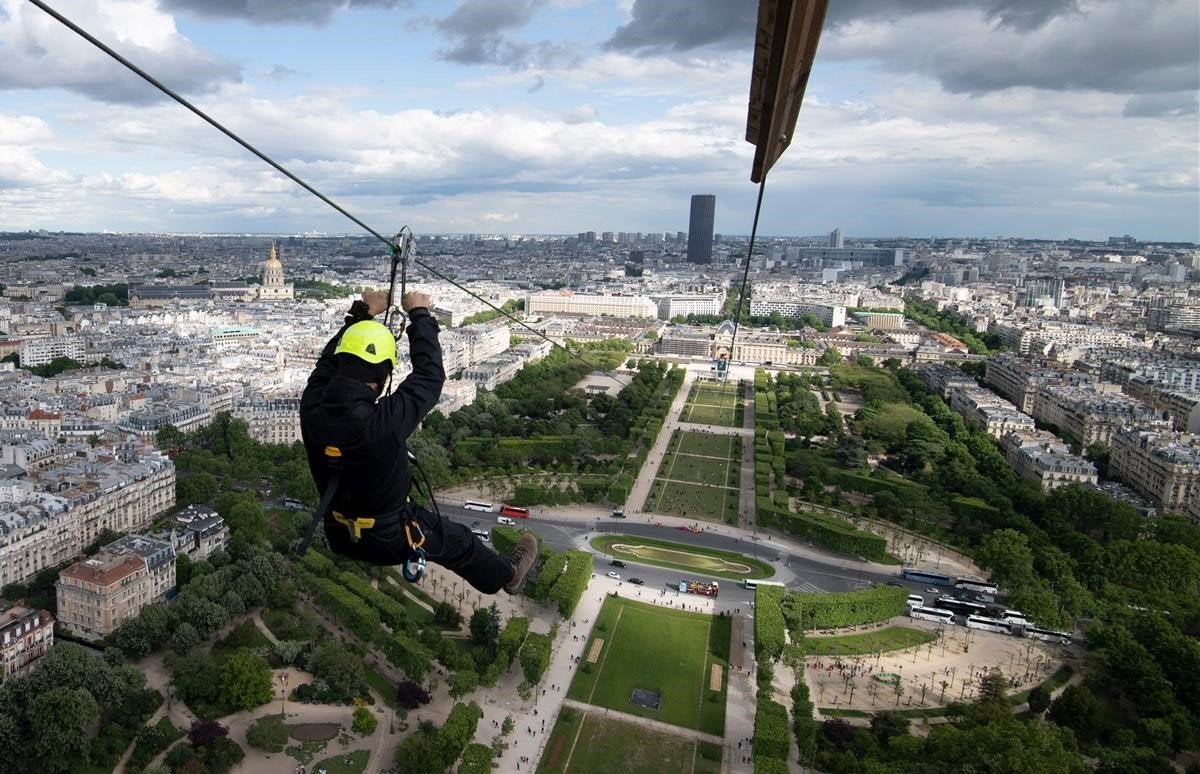 Colocan una tirolina de 800 metros en la Torre Eiffel Colocan una tirolina de 800 metros en la Torre Eiffel
