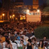 Espectadores en el Hort del Xocolater en una edición del Festival de Cine Independiente de Elche. 