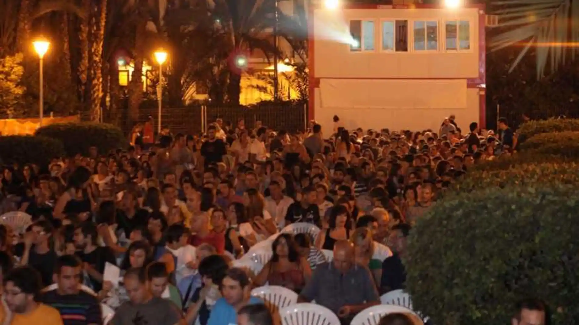 Espectadores en el Hort del Xocolater en una edición del Festival de Cine Independiente de Elche. 