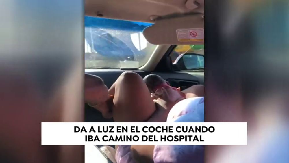 Una madre de EEUU da a luz a su bebé en el coche