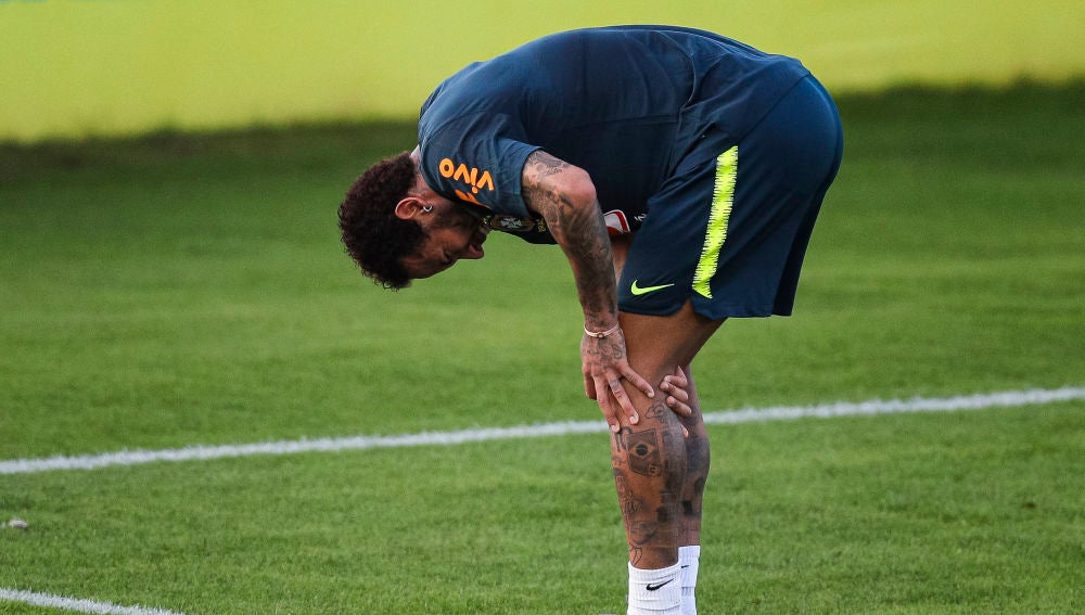 Neymar se duele durante el entrenamiento de Brasil