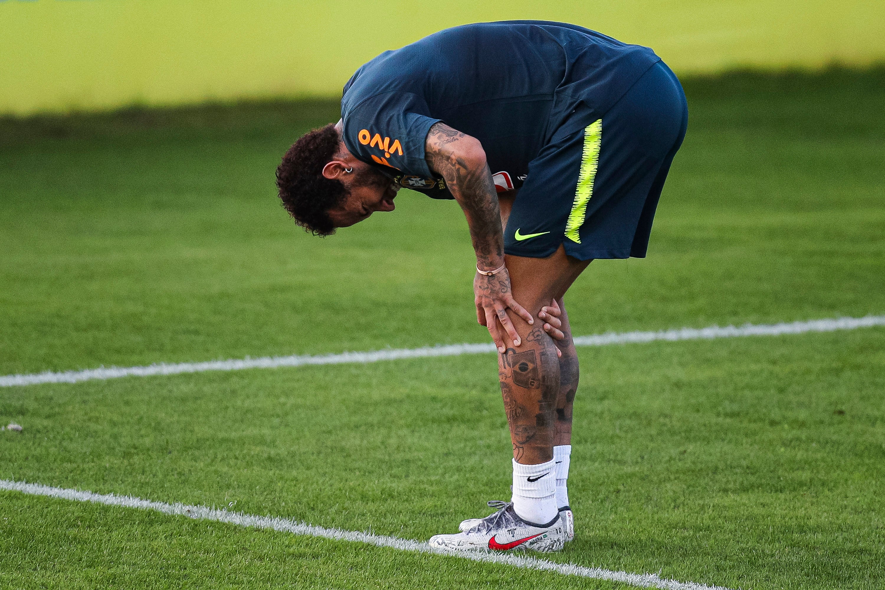 Alarma en Brasil: Neymar abandona cojeando el entrenamiento Alarma en Brasil: Neymar abandona cojeando el entrenamiento