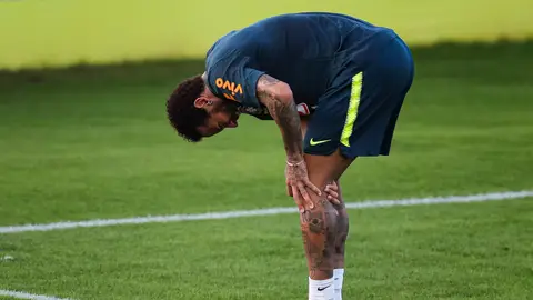Neymar se duele durante el entrenamiento de Brasil Neymar se duele durante el entrenamiento de Brasil