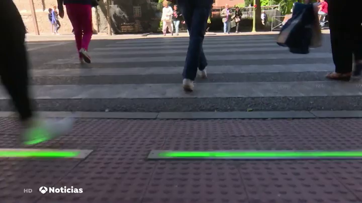 Proponen un semáforo en el suelo para avisar a los "peatones zombies" Proponen un semáforo en el suelo para avisar a los "peatones zombies"