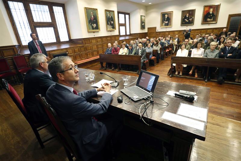 Hernández de Cos urge a que los políticos alcancen consensos para afrontar los retos económicos "con prontitud y decisión" Hernández de Cos urge a que los políticos alcancen consensos para afrontar los retos económicos "con prontitud y decisión"