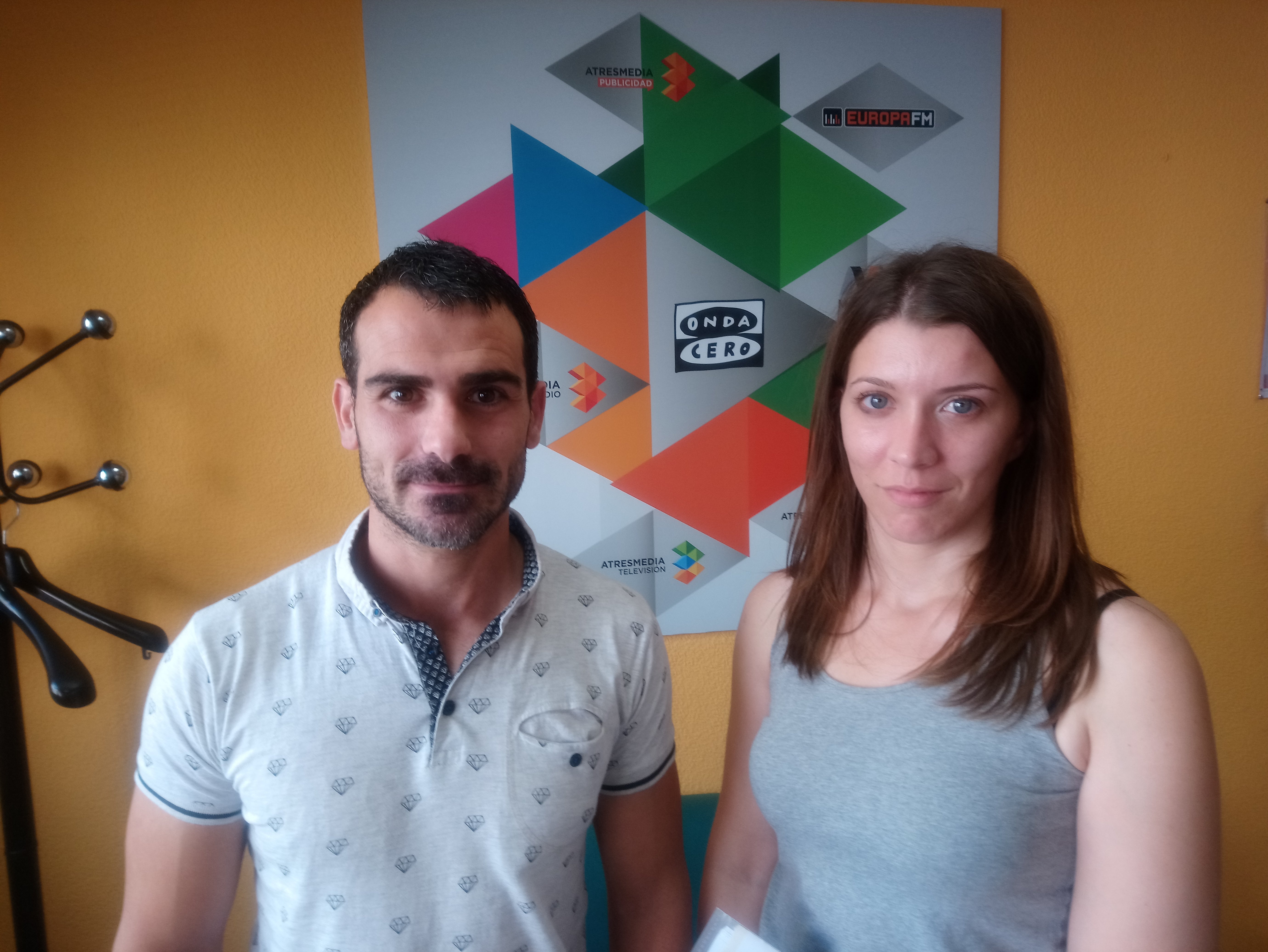 Padres y madres de ASPANIAS recogen firmas para que consellería frene los recortes en atención temprana Padres y madres de ASPANIAS recogen firmas para que consellería frene los recortes en atención temprana